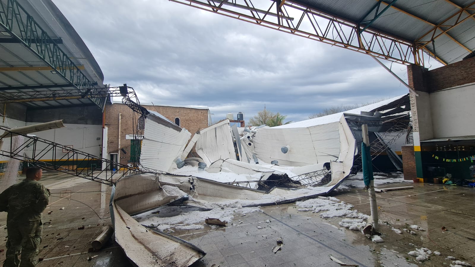 Temporal de lluvia, vientos y granizo: colapsaron los techos del Club Funes 